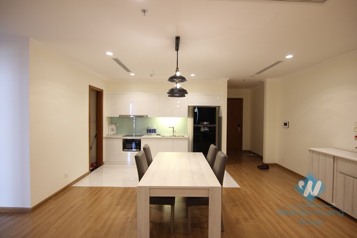 Nice and warm apartment for rent in Vinhomes Nguyen Chi Thanh, Dong Da district, Ha Noi
